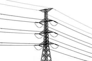 silhueta de torres de transmissão de alta tensão em fundo branco foto
