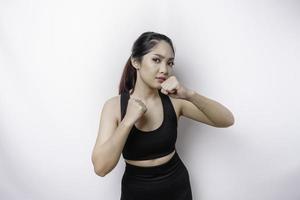 bela lutadora asiática desportiva treina boxe em estúdio em fundo branco. conceito de artes marciais foto