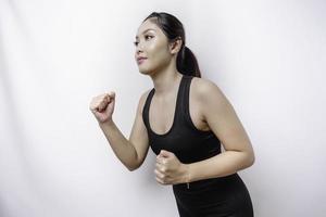 uma mulher asiática esportiva vestindo roupas esportivas está correndo, isolada por fundo branco foto