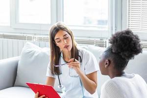 médica encontrando-se com uma paciente no consultório, ela está dando uma receita para a mulher, o conceito de saúde e medicina foto