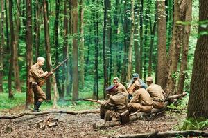 ternopil, ucrânia - junho de 2020, filmagem do filme do exército insurgente ucraniano. fotos dos bastidores. soldados descansando na floresta