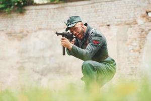 ternopil, ucrânia - junho de 2020, filmagem do filme do exército insurgente ucraniano. fotos dos bastidores. jovem soldado com arma