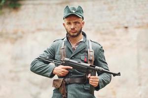 ternopil, ucrânia - junho de 2020, filmagem do filme do exército insurgente ucraniano. fotos dos bastidores. jovem soldado com arma