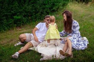 família jovem feliz se divertindo no parque foto