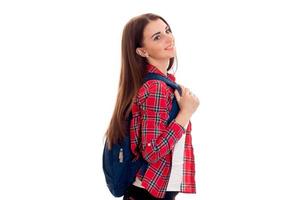 menina atraente jovem estudante morena com mochila azul isolada no fundo branco foto