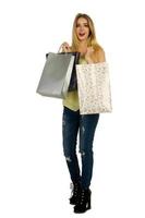 linda garota posando com sacolas de compras foto