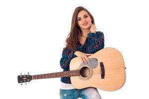 alegre menina morena tocando violão foto