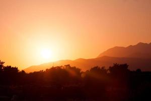 foto de contorno do pôr do sol sobre as montanhas