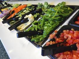 balcão de buffet com legumes frescos foto