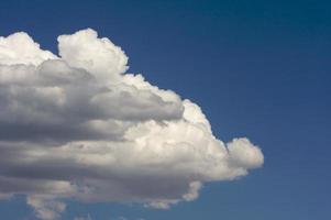 nuvens fofas em um céu azul. foto