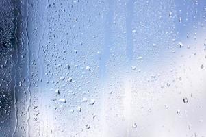 chuva cai na janela foto