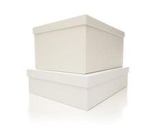 caixas brancas empilhadas com tampas isoladas no fundo foto
