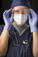 médica ou enfermeira vestindo proteção facial foto