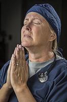 suplicando em oração médica ou enfermeira foto