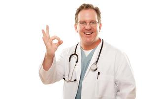 médico masculino dando o sinal de ok com a mão foto