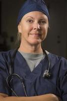 retrato atraente de médica ou enfermeira foto