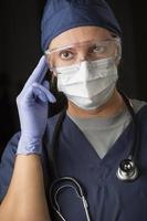 médica ou enfermeira preocupada usando proteção facial foto