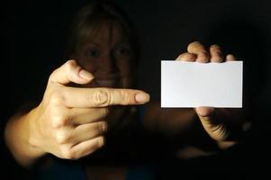 mulher segurando o cartão de visita em branco foto