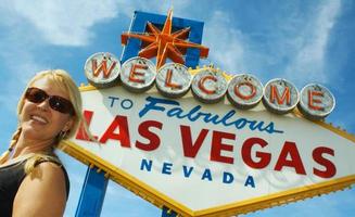 mulher atraente na frente da placa de las vegas foto