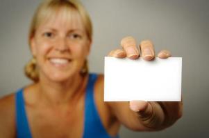 mulher com cartão de visita em branco foto