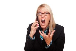 mulher com raiva grita enquanto no telefone celular foto