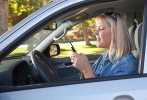 mensagem de texto de mulher enquanto dirige