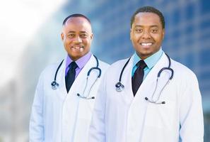 médicos afro-americanos do lado de fora do prédio do hospital foto