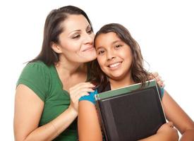 orgulhosa mãe hispânica e filha pronta para a escola foto