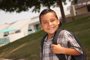 menino hispânico feliz pronto para a escola foto