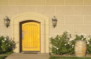 arquitetônica da porta de madeira amarela sólida foto
