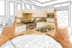 mãos emoldurando desenho de design de cozinha personalizado e combinação de foto quadrada