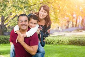 retrato de família jovem de raça mista no parque foto