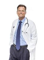 médico masculino sorridente em jaleco com estetoscópio em branco foto