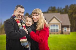 família de raça mista feliz na frente de casa foto