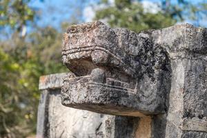 esculturas de figura de proa do jaguar maia no sítio arqueológico em chichen itza, méxico foto