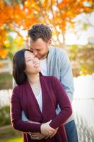 retrato de outono ao ar livre de casal adulto jovem chinês e caucasiano. foto
