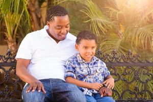 filho de raça mista e pai afro-americano brincando ao ar livre juntos. foto