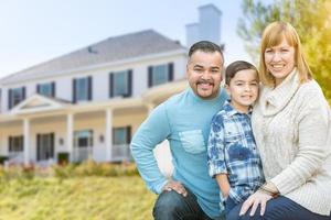 retrato de família de raça mista na frente de casa foto