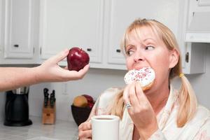 fruta ou rosquinha decisão de alimentação saudável foto