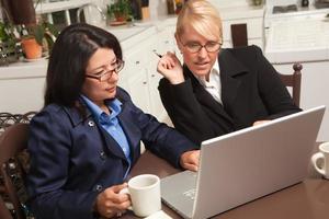 mulheres de negócios trabalhando no laptop foto