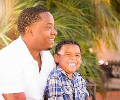 filho de raça mista e pai afro-americano brincando ao ar livre juntos. foto