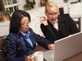 mulheres de negócios comemoram o sucesso no laptop foto