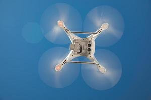 drone quadcopter de baixo contra um céu azul foto