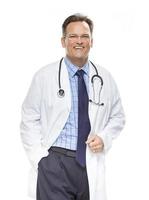 médico masculino sorridente em jaleco com estetoscópio em branco foto