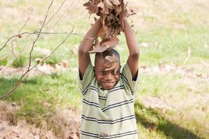 jovem garoto afro-americano brincando no parque foto