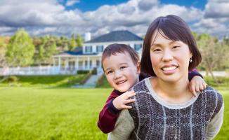 mãe chinesa e filho mestiço no jardim da frente da alfândega. foto