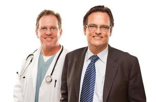 empresário sorridente com médico masculino foto