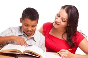 mãe hispânica atraente e filho estudando foto