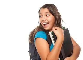 menina bonita hispânica com livros e mochila foto