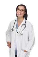 enfermeira ou médica de raça mista usando jaleco e estetoscópio foto